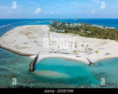 Malediven, Kaafu Atoll, Luftansicht des Sandstrandes der Insel Huraa Stockfoto