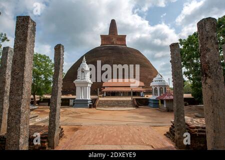 Die Abhayagiri Dagoba an der antiken Stätte Anuradhapura in Sri Lanka. Es wurde aus roten Ziegeln gebaut und wurde entweder im 1. Oder 2. Jahrhundert gebaut Stockfoto