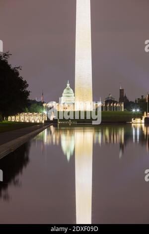 USA, Washington DC, Washington Monument Reflecting in Lincoln Memorial Reflecting Pool at Night Stockfoto