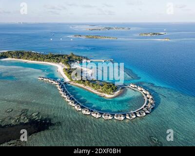 Malediven, Kaafu Atoll, Luftansicht der Bungalows des Touristenresorts auf der Insel Kanuhuraa Stockfoto