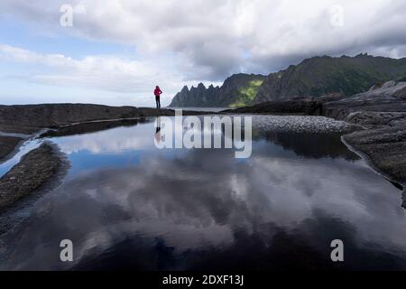 Explorer bewundernde Aussicht während des Stehens in Tungeneset, Senja, Norwegen Stockfoto