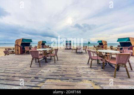 Leere Strandpromenade mit Stühlen und Tischen Stockfoto