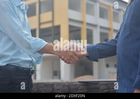 Engineering Hände schütteln am Arbeitsplatz Gebäude Baumarkt Projekt Erfolg, Business-Menschen schütteln Hand Vereinbarung Investitionsgeschäft Stockfoto