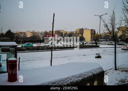 Ankara, Türkei. Dezember 2020. Während des ersten Schneefalls in der Wintersaison stecken die Fahrzeuge im Stau. Kredit: Altan Gocher/ZUMA Wire/Alamy Live Nachrichten Stockfoto