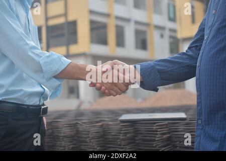 Engineering Hände schütteln am Arbeitsplatz Gebäude Baumarkt Projekt Erfolg, Business-Menschen schütteln Hand Vereinbarung Investitionsgeschäft Stockfoto