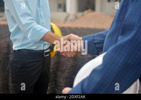 Engineering Hände schütteln am Arbeitsplatz Gebäude Baumarkt Projekt Erfolg, Business-Menschen schütteln Hand Vereinbarung Investitionsgeschäft Stockfoto