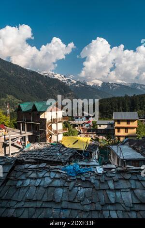 Indien, Himachal Pradesh, Manali, Dorf in der Berglandschaft Stockfoto