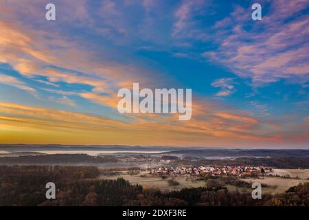 Drone Blick auf launischen Himmel über dem Dorf auf dem Land bei Nebel Herbstdämmerung Stockfoto