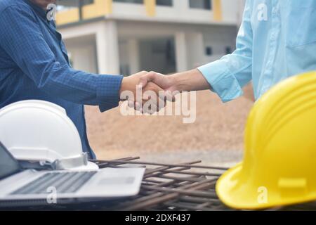 Engineering Hände schütteln am Arbeitsplatz Gebäude Baumarkt Projekt Erfolg, Business-Menschen schütteln Hand Vereinbarung Investitionsgeschäft Stockfoto