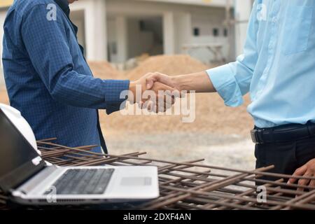 Engineering Hände schütteln am Arbeitsplatz Gebäude Baumarkt Projekt Erfolg, Business-Menschen schütteln Hand Vereinbarung Investitionsgeschäft Stockfoto