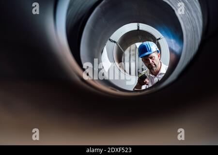 Man Scannen Barcode auf Stahlrollen in der Industrie Stockfoto