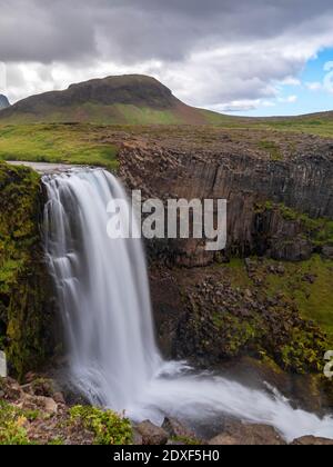 Langzeitbelichtung des Svodufoss Wasserfalls, Island Stockfoto