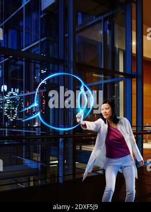 Augenärztin Untersuchung Augapfel mit Licht Malerei im Labor an Krankenhaus Stockfoto