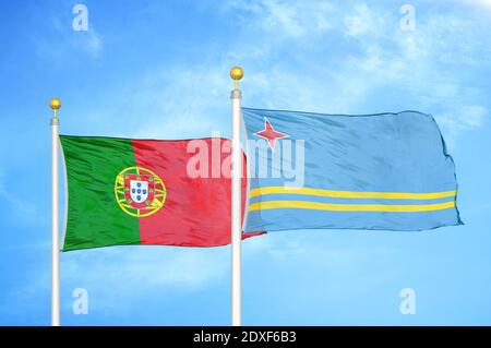 Portugal und Aruba zwei Flaggen auf Fahnenmasten und blauer Himmel Stockfoto