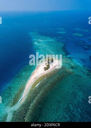 Tropische Insel auf dem Meer, Luftaufnahme Stockfoto