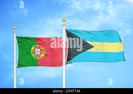 Portugal und Bahamas zwei Flaggen auf Fahnenmasten und blauer Himmel Stockfoto