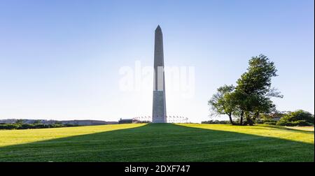 USA, Washington DC, Washington Monument wirft lange Schatten auf den umliegenden Rasen Stockfoto