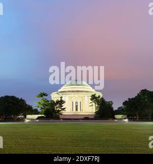 USA, Washington DC, Rasen vor dem beleuchteten Jefferson Memorial in der Abenddämmerung Stockfoto