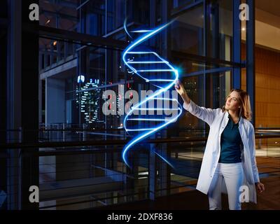 Ärztin untersucht DNA im Labor im Krankenhaus Stockfoto