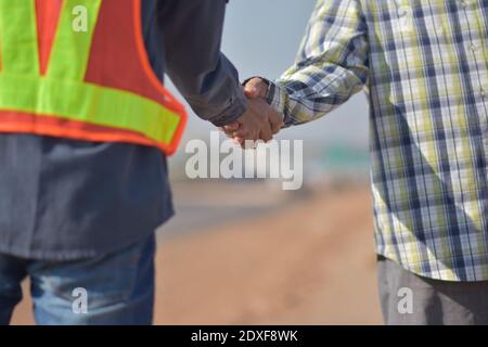 Nahaufnahme Menschen Hände schütteln Business Partnerschaft Erfolg, schütteln Hand Konzept, Engineering Hände schütteln am Arbeitsplatz Gebäude Bau Anwesen Projekt Stockfoto
