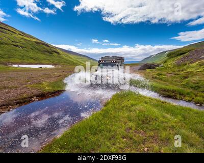 Off-Road Auto über den Fluss auf dem Weg zum Drangajokull Gletscher Stockfoto