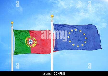 Portugal und Europäische Union zwei Flaggen auf Fahnenmasten und blau Himmel Stockfoto