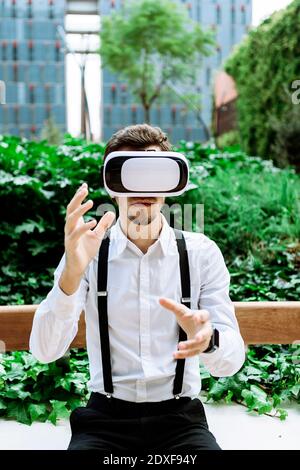 Geschäftsmann trägt Virtual-Reality-Brille im Freien Stockfoto