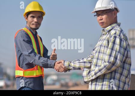 Engineering Hände schütteln am Arbeitsplatz Gebäude Baumarkt Projekt Erfolg, Business-Menschen schütteln Hand Vereinbarung Investitionsgeschäft Stockfoto