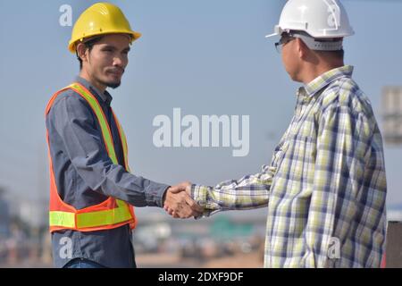 Nahaufnahme Menschen Hände schütteln Business Partnerschaft Erfolg, schütteln Hand Konzept, Engineering Hände schütteln am Arbeitsplatz Gebäude Bau Anwesen Projekt Stockfoto