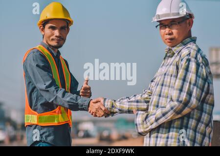 Nahaufnahme Menschen Hände schütteln Business Partnerschaft Erfolg, schütteln Hand Konzept, Engineering Hände schütteln am Arbeitsplatz Gebäude Bau Anwesen Projekt Stockfoto