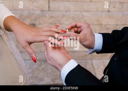 Bräutigam Platzierung Ring auf Braut während des Hochzeitstages Stockfoto
