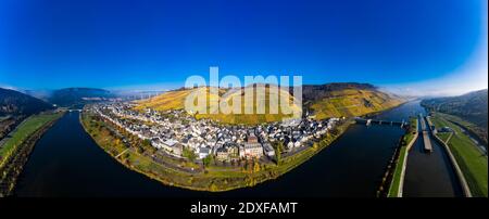 Luftaufnahme, Deutschland, Rheinland-Pfalz, Zeltingen - Rachtig, Mosel, Hochmoselbrücke über Fluss Mosel, Weinberge im Herbst, Stockfoto