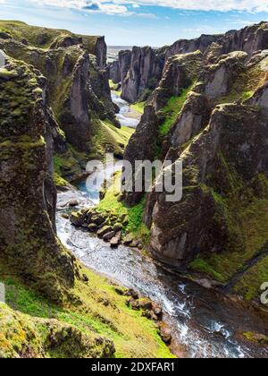 Malerische Aussicht auf den Fjadra Fluss, der durch den Fjadrargljufur Canyon fließt Stockfoto