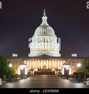 USA, Washington DC, Fassade des Kapitols der Vereinigten Staaten bei Nacht Stockfoto