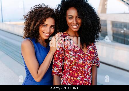 Glücklich schöne junge Freundinnen auf dem Dach stehen Stockfoto