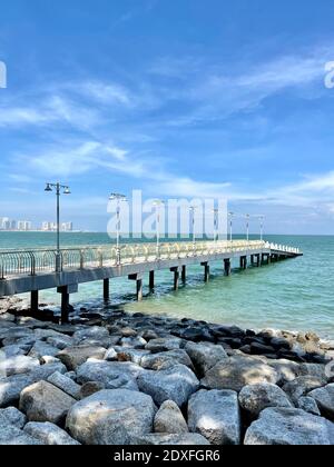 Wunderschöner Pier des Eastern and Oriental Hotel unter blauem Himmel. Das berüchtigte Hotel in Penang, Malaysia. Eines der besten Hotels in Malaysia. Stockfoto