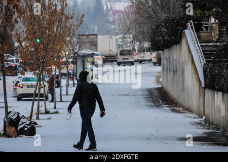 Ankara, Türkei. Dezember 2020. Während des ersten Schneefalls in der Wintersaison geht ein Mann auf einer verschneiten Straße. Kredit: Altan Gocher/ZUMA Wire/Alamy Live Nachrichten Stockfoto