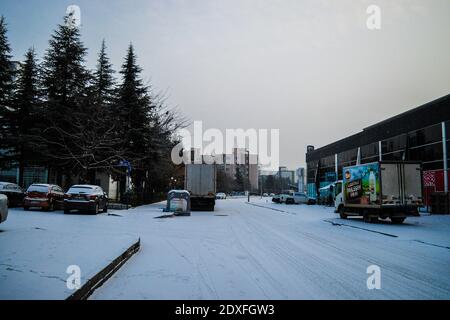 Ankara, Türkei. Dezember 2020. Eine schneebedeckte Straße während des ersten Schneefalls in der Wintersaison. Kredit: Altan Gocher/ZUMA Wire/Alamy Live Nachrichten Stockfoto