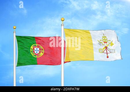 Portugal und Vatikan zwei Flaggen auf Fahnenmasten und blauer Himmel Stockfoto