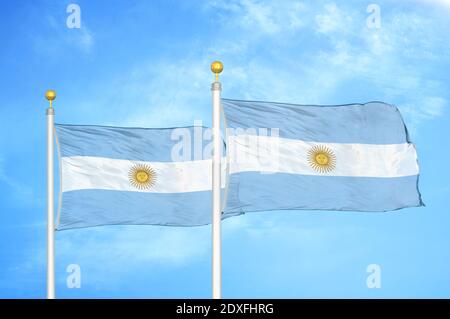 Argentinien zwei Flaggen auf Fahnenmasten und blauer Himmel Stockfoto