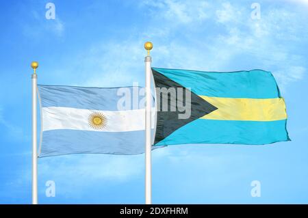 Argentinien und Bahamas zwei Flaggen auf Fahnenmasten und blauer Himmel Stockfoto