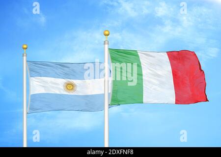 Argentinien und Italien zwei Flaggen auf Fahnenmasten und blauer Himmel Stockfoto