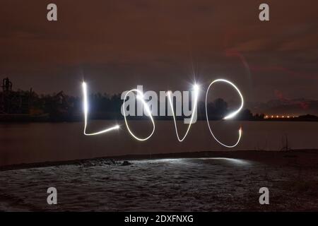 Liebe mit Licht geschrieben Stockfoto
