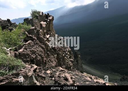 Vulkanisches Gestein am Rande des Bove-Tals im Ätna Park ein Wahrzeichen der Natur in Sizilien und Outdoor-Tourismus Stockfoto
