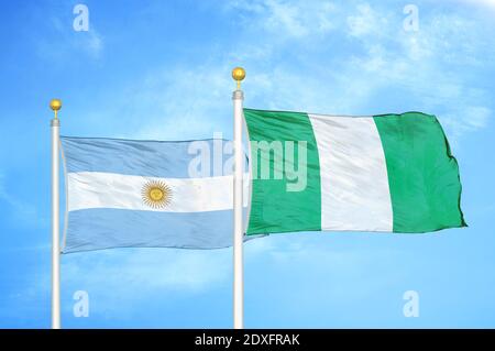 Argentinien und Nigeria zwei Flaggen auf Fahnenmasten und blauer Himmel Stockfoto