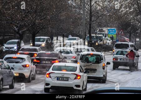 Ankara, Türkei. Dezember 2020. Während des ersten Schneefalls in der Wintersaison stecken die Fahrzeuge im Stau. Kredit: Altan Gocher/ZUMA Wire/Alamy Live Nachrichten Stockfoto