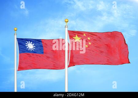 Taiwan und China zwei Flaggen auf Fahnenmasten und blauer Himmel Stockfoto