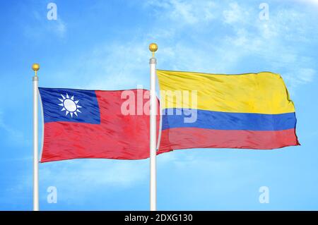 Taiwan und Kolumbien zwei Flaggen auf Fahnenmasten und blauer Himmel Stockfoto