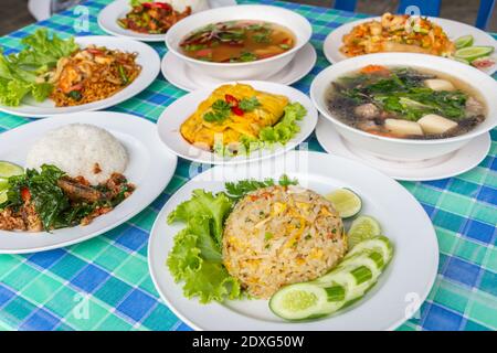 Nahaufnahme des thailändischen Street Food auf dem Tisch Stockfoto