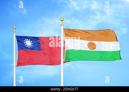 Taiwan und Niger zwei Flaggen auf Fahnenmasten und blauer Himmel Stockfoto